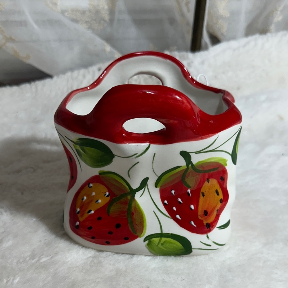 Hand-painted ceramic strawberry basket from Cerámicas Anoru.